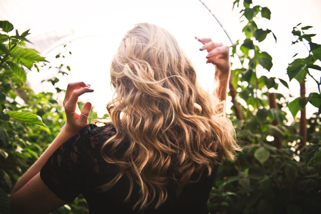 11 Ways to Keep the Sun from Damaging Your Hair